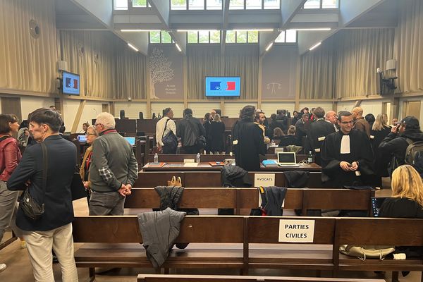 Les portes de la salle d'audience du procès de la rue d'Aubagne viennent de s'ouvrir avant 14H. Chacun prend sa place avant l'arrivée des magistrats.