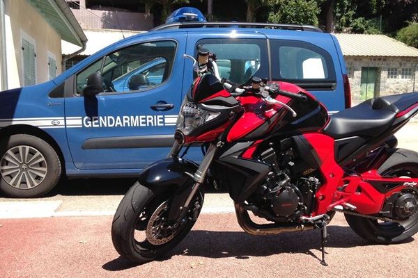 La moto de grosse cylindrée a été provisoirement saisie par les gendarmes.