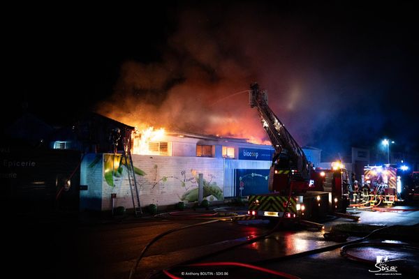 L'incendie s'est déclenché vers 23 h ce dimanche 7 avril.