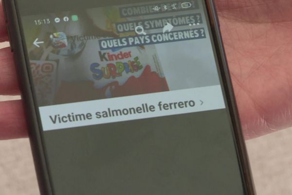 Recherche sur Internet, à l'aide d'un smartphone, d'informations sur les  chocolats contaminés de Ferrero