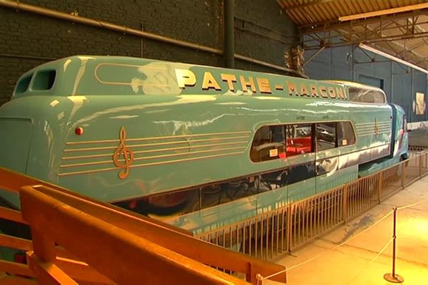 Bus Pathé-Marconi exposé au musée de l'automobile de Reims