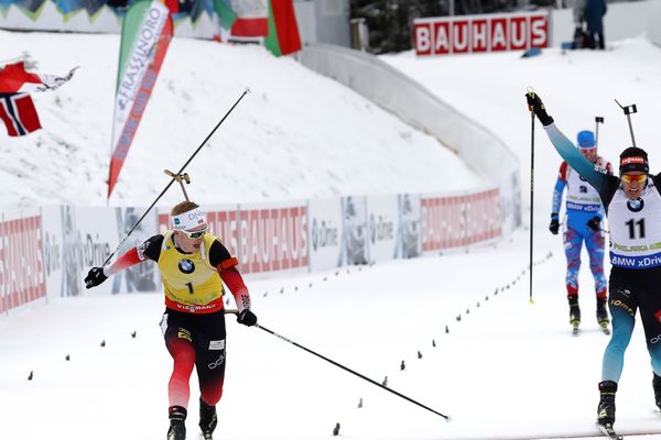 Le jurassien Quentin Fillon-Maillet (droite) sur la ligne d'arrivée de la poursuite de Pokljuka (12,5 km) remportée dimanche par le Norvégien Johannes Boe (gauche) et comptant pour la Coupe du monde de biathlon. 

