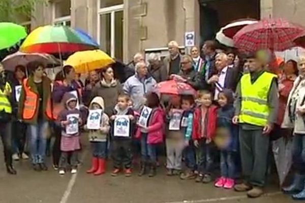 L'Estréchure (Gard) - manifestation du village pour sauver son école - 27 avril 2015.