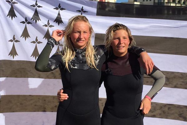 Illona Goasguen (à gauche) a remporté le titre de championne de France de surf (cadette) à Hossegor (40). Maelys Jouault (à droite) sacrée vice championne de France.