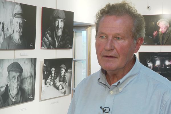 30 ans de photographies dans les cantons ruraux et retirés de l'Ardèche. Claude Fougeirol tire bientôt sa révérence mais laisse un patrimoine photographique d'une rare beauté