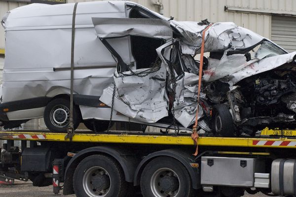 L'épave du minibus accidenté le 24 mars 2016, A son bord 12 passagers sont décédés.