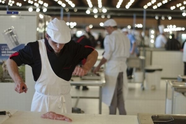 Thiéfaine Géry, le jeune boucher auvergnat, a terminé 3ème du concours aux Olympiades des Métiers qui se déroulaient du 22 au 24 novembre à la Grande Halle d'Auvergne à Cournon.