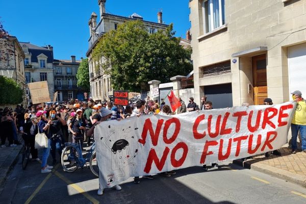 Près de 200 personnes ont manifesté, ce 15 avril, en soutien au site de coworking culturel "Le Volcan".