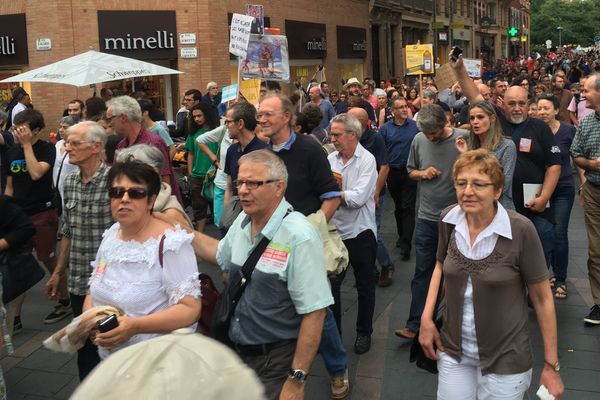 Près de 600 personnes ont manifesté dans les rues de Toulouse contre la loi travail.