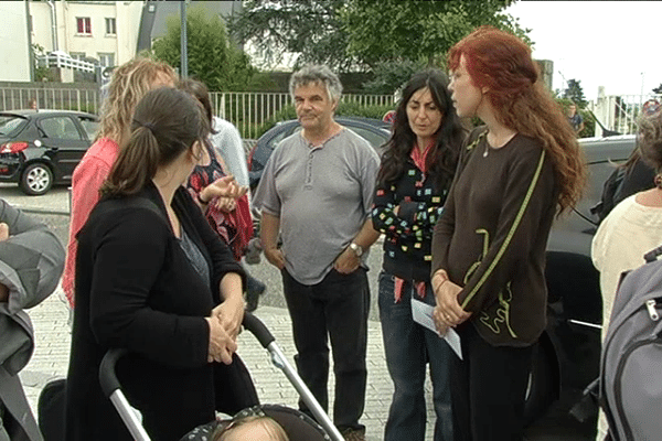 Les parents d'élèves de la filière bilingue du collège Iroise manifestaient ce lundi pour demandé le retour d'une enseignante de l'établissement récemment mutée à Versailles.