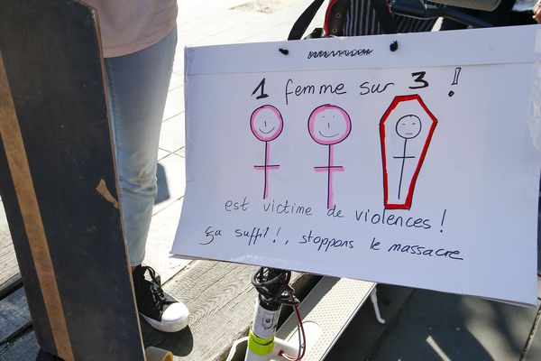 "Stop féminicide" : manifestation à Paris contre les violences faites aux femmes