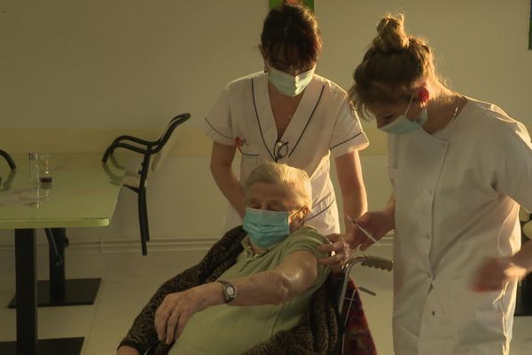 Démarrage de la campagne de vaccination covid-19 en Limousin ce jeudi 7 janvier 2021. Première à l'être ici à Brive, Marcelle, centenaire.