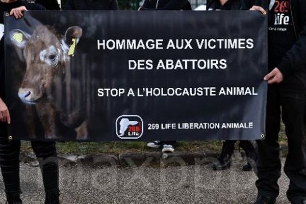 Des militants de l'association 269 Life libération animale en septembre 2017, devant les abattoirs de la Talaudière, près de Saint-Étienne.