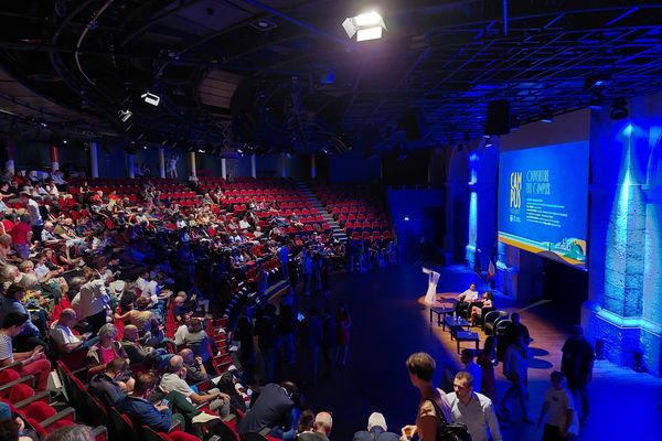 Les militants socialistes étaient rassemblés dans l'hémicycle de la Halle aux grains vendredi 25 août à Blois, pour l'ouverture de leurs universités d'été.