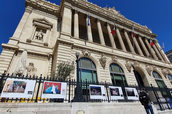 Une vingtaine de photographies sont exposées sur les grilles du Palais de la Bourse.