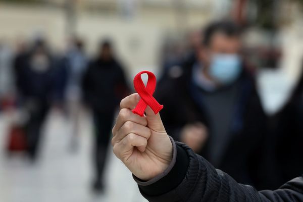 30% des 15-24 ans “pensent que le virus du sida peut se transmettre en embrassant une personne séropositive”, selon un sondage Ifop.