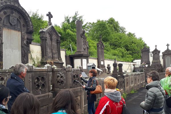 Pour la 2e année consécutive, Volvic organise une visite de la parcelle la plus ancienne de son cimetière pour mettre en avant son patrimoine funéraire.