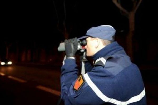 A Balaruc-les-Bains (Hérault), les gendarmes ont intercepté deux jeunes de 21 ans. Au volant de leur voiture, il faisait la course à très vive allure vers minuit. Leur permis leur a été retiré sur le champ.