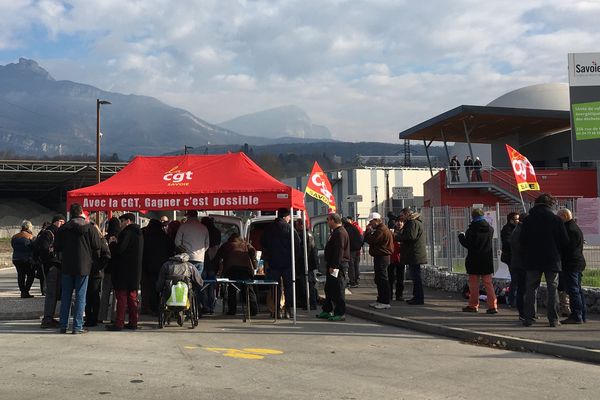 Les organisations syndicales de l'usine Savoie Déchets se sont mobilisés en soutien à un salarié, mardi 29 novembre à Chambéry (Savoie).