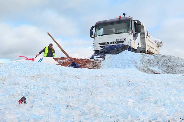 Des millions de billes de plastique se sont déversées sur l'autoroute A54 vendredi 3 novembre 2023.