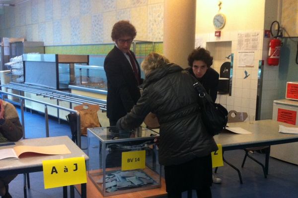 Ambiance de vote dimanche 6 décembre dans une école du 14ème arrondissement de Paris.