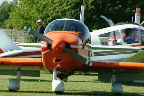 Le meeting aérien rassemble de nombreux avions de collection sur l'aérodrome de Til-Châtel.