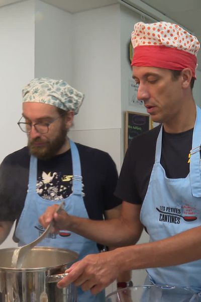 Aux petites cantines de Bruz, derrière les fourneaux, onze paires de bras : celles de cuistots amateurs!