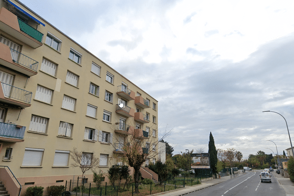 Selon les individus concernés, les faits se seraient déroulés rue Salomon Reinach, à Nîmes.