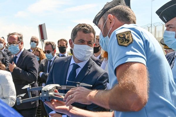 Le ministre de l'Intérieur a rendu visite aux forces de l'ordre sur un point de contrôle calaisien.