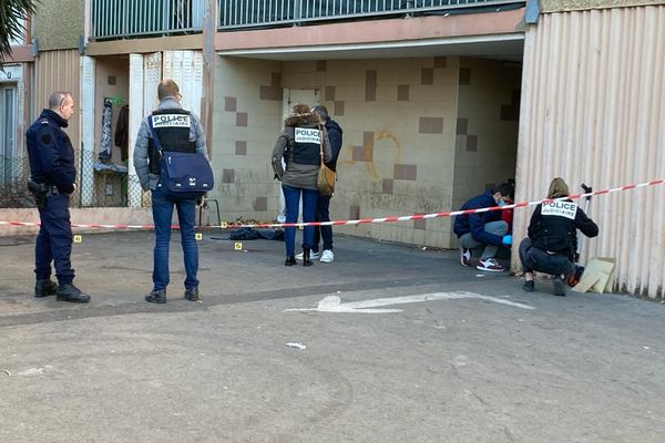 La police judiciaire est encore dans le quartier de l'île de Thau à Sète.