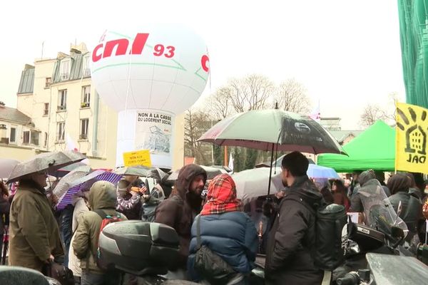 Parmi les manifestants, de nombreuses associations de protection de personnes mal-logées