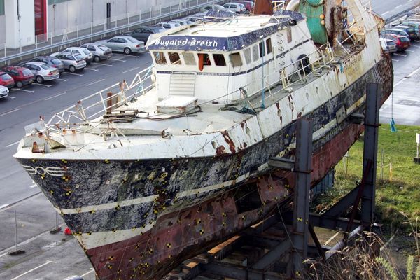 L'épave du Bugaled Breizh dans le port militaire de Brest