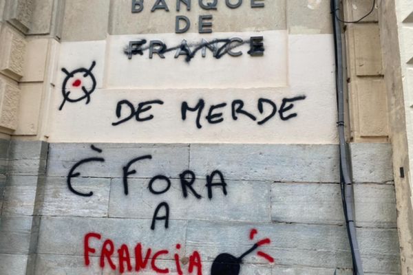 Les tags ont été retrouvés sur des agences bancaires, les locaux de la banque de France, et la mairie de Bastia.