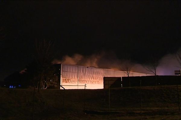 Après des sinistres survenus en février et en avril, il s'agit du troisième incendie dans cette entreprise de tri et de traitement des déchets, à Rocquancourt. Notre journaliste s'est rendue sur place dans la nuit.