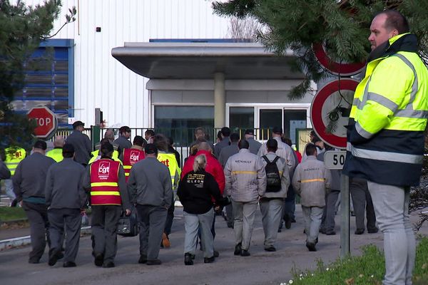 Après le débrayage, des salariés de l'usine Renault Cléon retournent aux ateliers