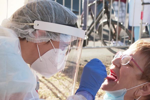 Lors de ce "drive piéton", les infirmiers ont testé les patients par voie nasale et salivaire.