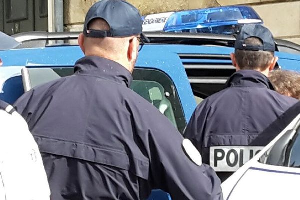 Christine Ribailly est arrivée sous bonne garde au palais de justice de Poitiers.