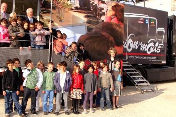 Les élèves d'une classe de CE2 lors du passage du "Camion des Mots" en 2009 à Nice (illustration)