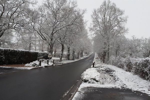 Environ 3cm de neige sur le bas-côté dans le sud de la Vienne.