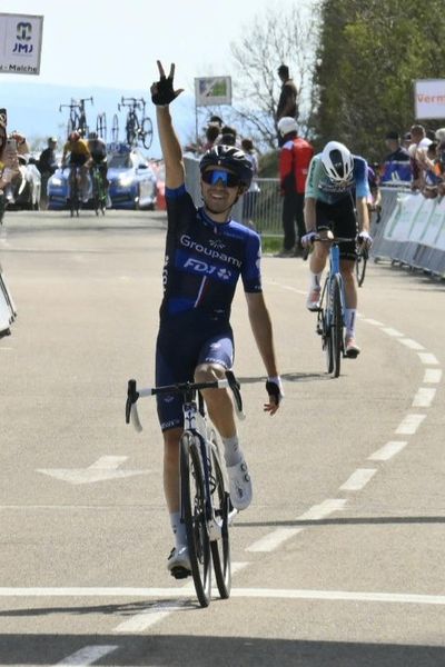 L'image est forte : au premier plan, Lenny Martinez et son signe "trois", comme le nombre de victoire de la Groupama-FDJ sur ce triptyque comtois. Derrière lui, le Bisontin Clément Berthet accuse le coup en voyant la gagne lui échapper.