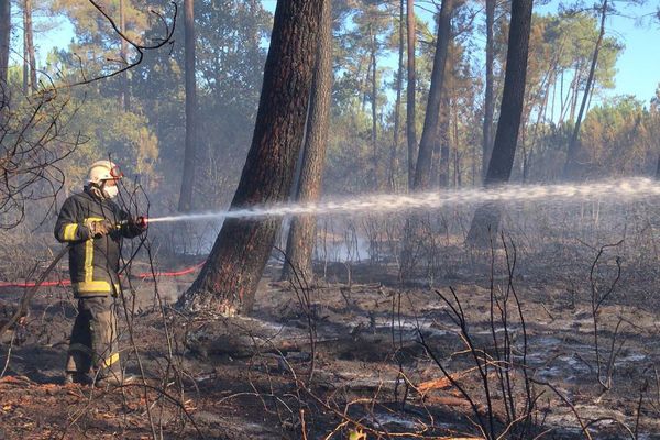 Les pompiers sont toujours très actifs sur le secteur d'Arès afin de noyer les fumerons et éviter les reprises de feu.