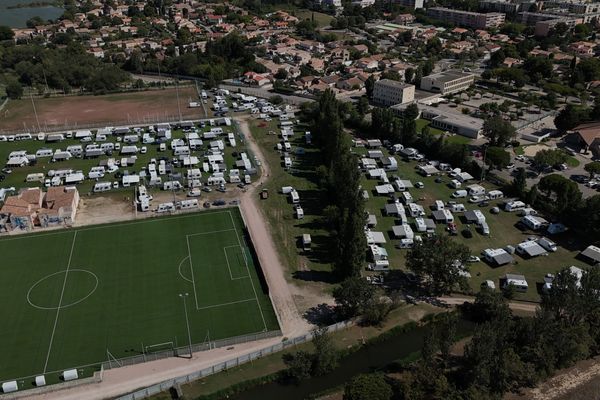 Les caravanes installées sur le stade du Bolmon à Marignane depuis le 30 juin dernier, photo prise ce lundi 1ᵉʳ juillet.