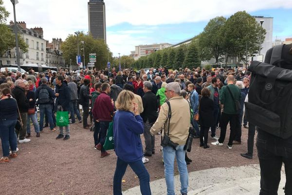 À Nantes, le rassemblement en hommage à l'enseignant tué dans un lycée d'Arras, samedi 14 octobre 2023