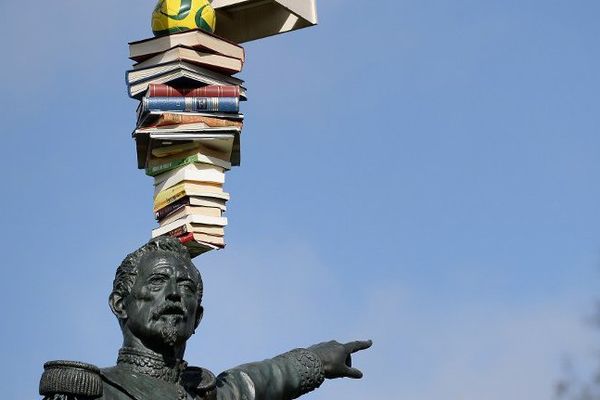 L'artiste japonais Tatzu Nishi perche un inventaire à la Prévert sur la statue du général Mellinet à Nantes