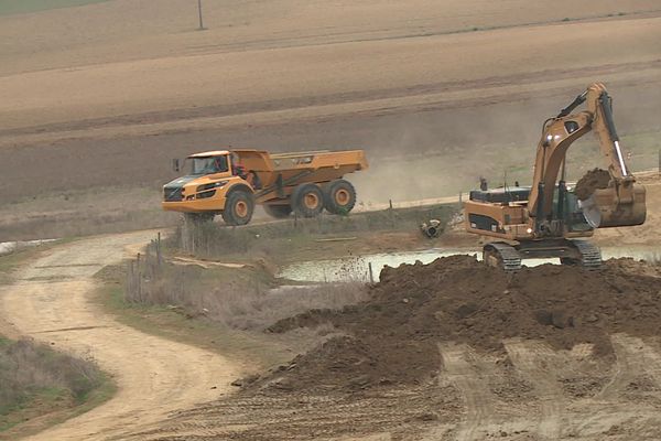 La première phase de travaux consiste à décaper la terre végétale. 