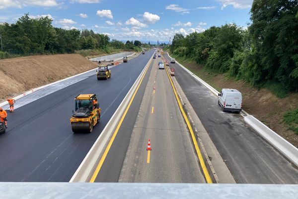 Le nouveau revêtement de la M351 est en train d'être posé