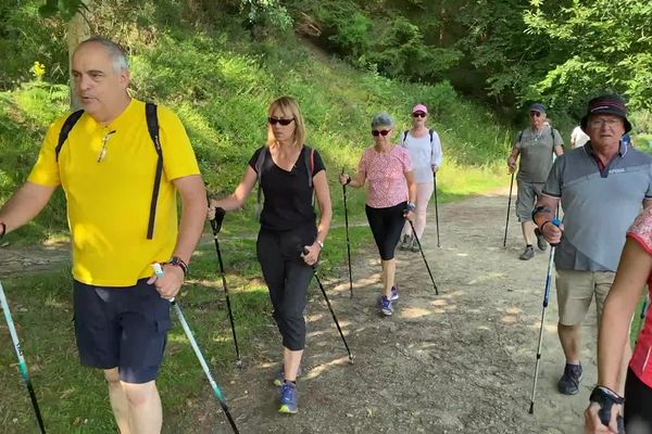 Un groupe de patients pratique la gymnastique et la marche nordique, à La Souterraine (Creuse), sur prescription d'un médecin, et sous la coordination de l'association Parcours Territoire Autonomie.