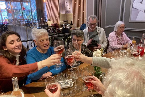 Les 55 personnes isolées ont pu trinquer et partager un moment de convivialité lors de ce repas de Noël organisé par Les Petits Frères des Pauvres