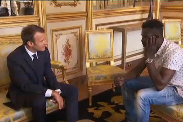 Emmanuel Macron et Mamoudou Gassama, le 28 mai 2018.