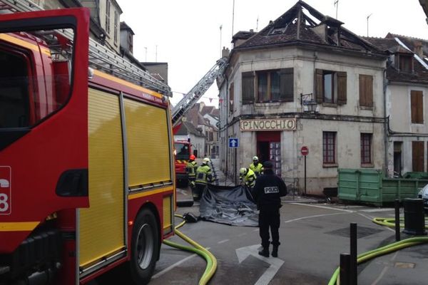 Un incendie s’est déclaré dans un immeuble à l'angle des rues du Pont et Marie-Noël, à Auxerre, dans la nuit du lundi 12 au mardi 13 octobre 2015 